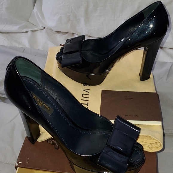 Louis Vuitton True Vernis Monogram Pumps - Picture 2 of 6